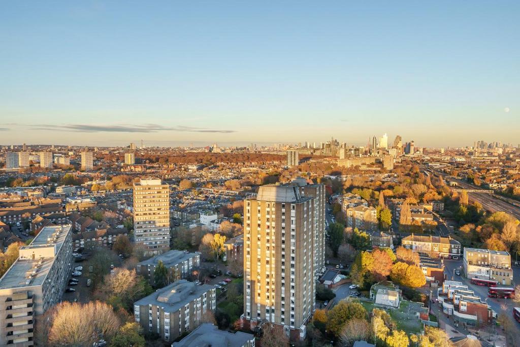Grant Road, Battersea 2 bed flat for sale £625,000