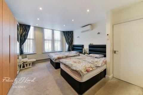 3 Lingwood Road, London, E5 9BN