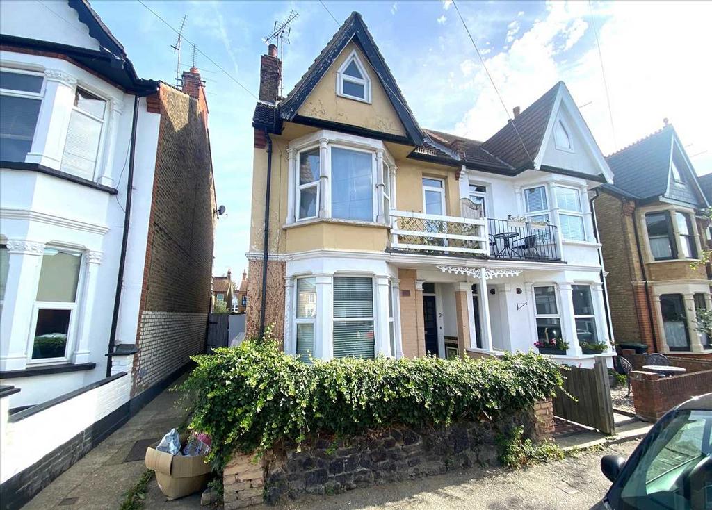 Leigh on Sea SS9 2 bed apartment to rent £1,500 pcm (£346 pw)