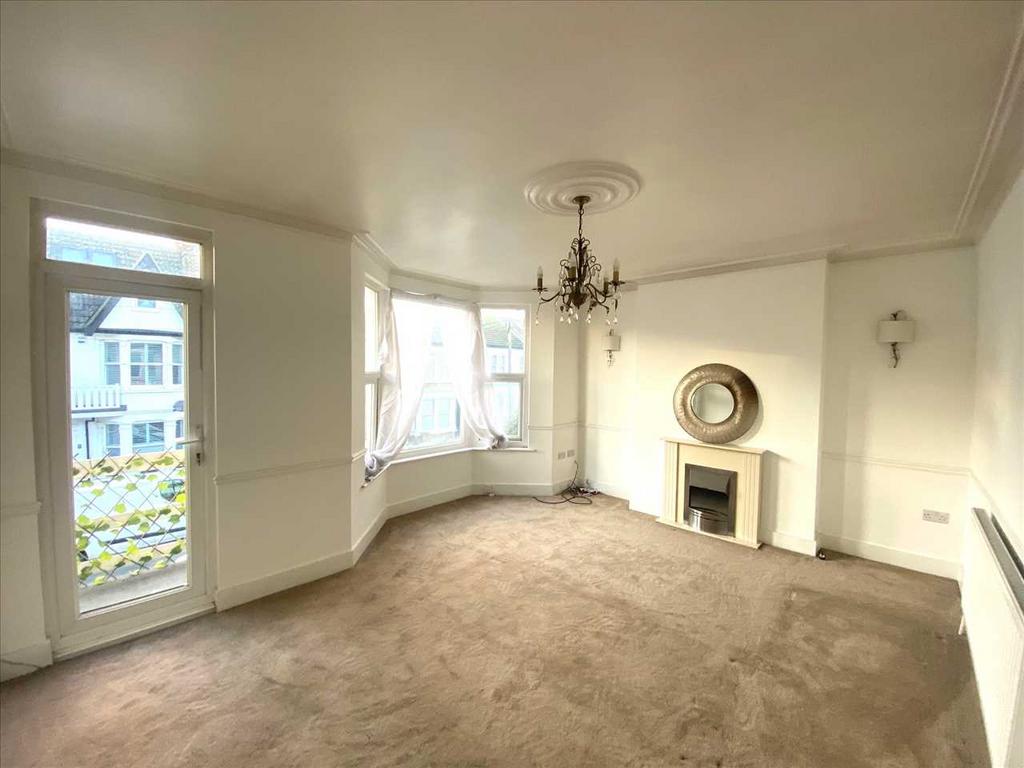 Leigh on Sea SS9 2 bed apartment to rent £1,475 pcm (£340 pw)