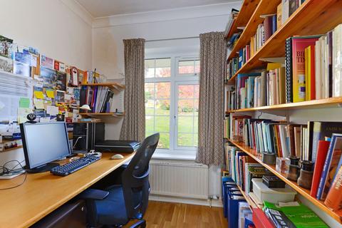 9 Knightwood Close, Reigate, RH2 8BE