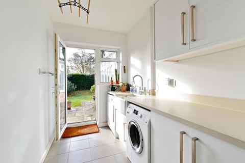 9 Knightwood Close, Reigate, RH2 8BE