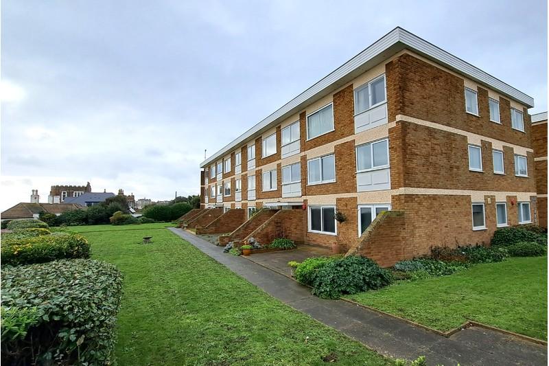 Copperfield Court, Broadstairs CT10 2 bed flat to rent £1,250 pcm (£