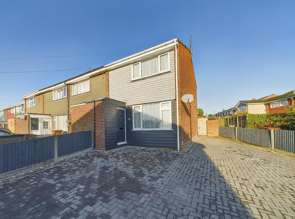 The Spires, Strood, Rochester ME2 2 2 bed end of terrace house £280,000