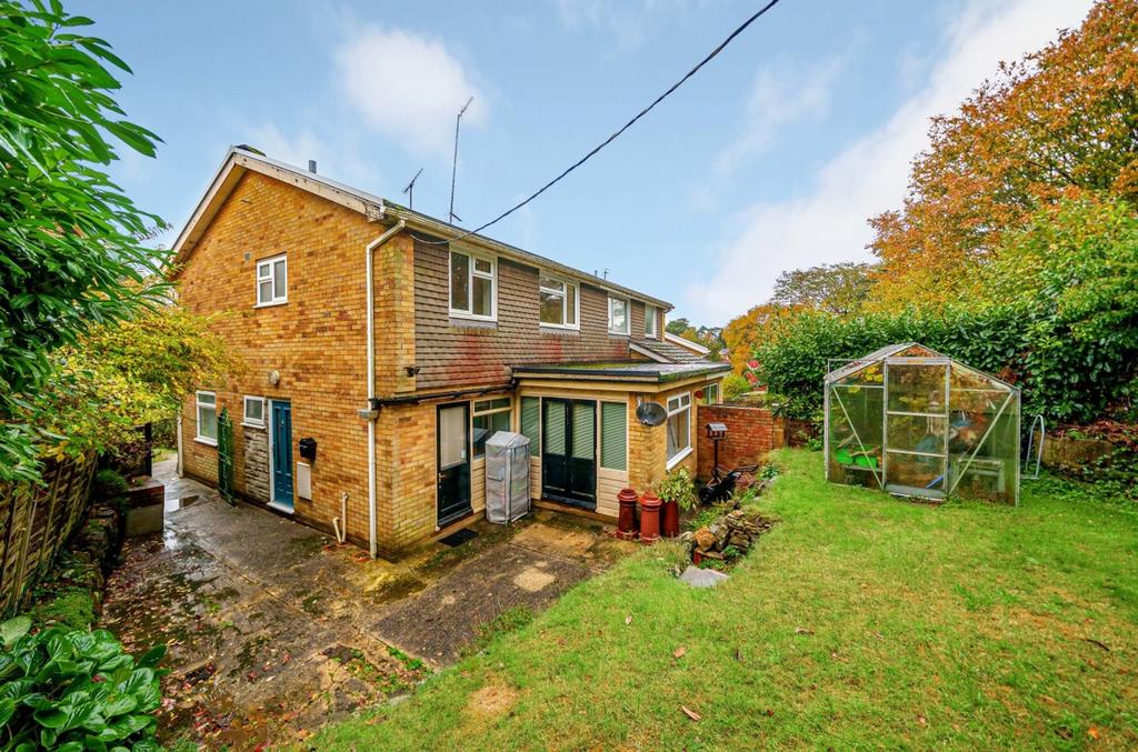Glen Road, Hindhead, GU26 4 bed semidetached house for sale £450,000