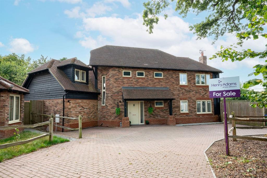 Worthing Road, Southwater, RH13 4 bed detached house for sale £700,000