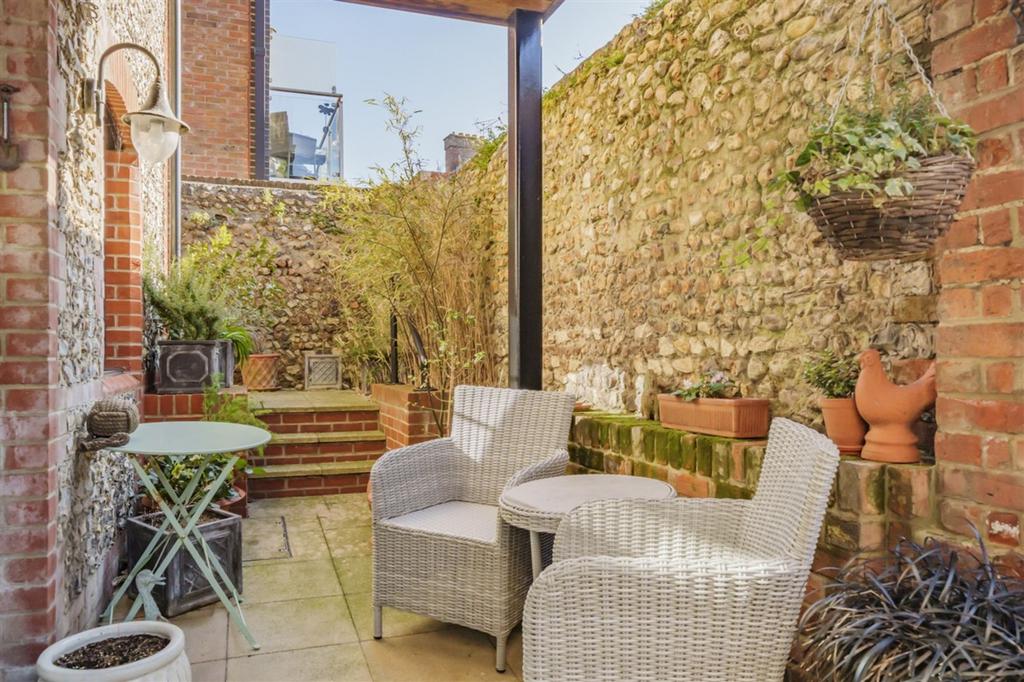 Canal Wharf, Chichester, PO19 2 bed ground floor flat for sale £450,000