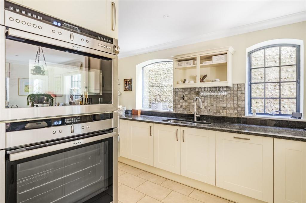 Canal Wharf, Chichester, PO19 2 bed ground floor flat for sale £450,000