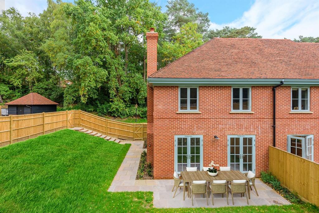 Kings Drive, Midhurst, GU29 4 bed end of terrace house for sale £800,000