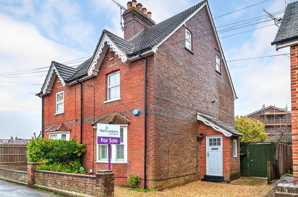 Victory Road, Horsham, RH12 2 bed semidetached house for sale £450,000