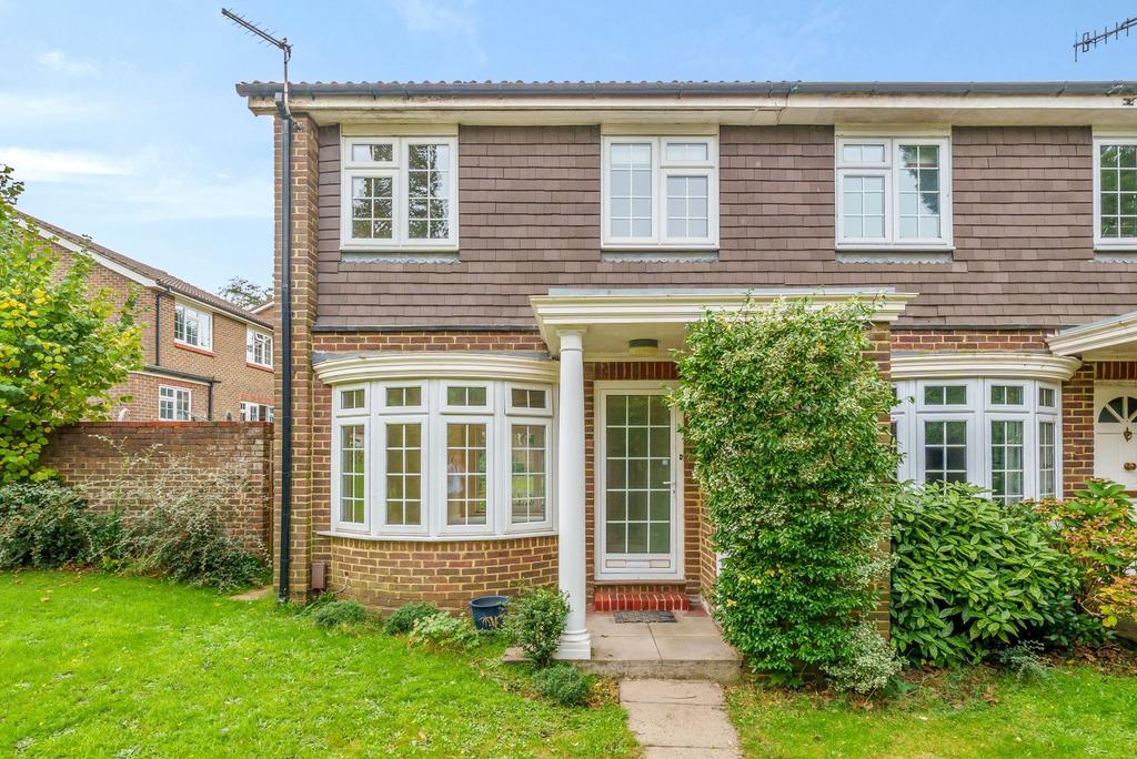 Marlborough Drive, Weybridge, KT13 3 bed end of terrace house to rent