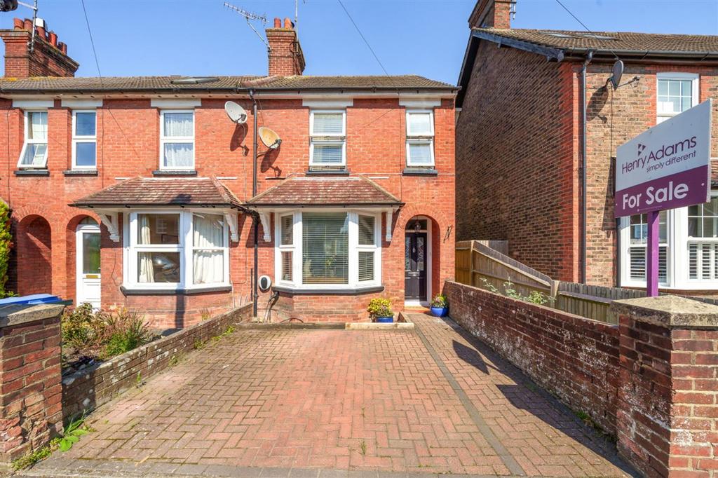 Swindon Road, Horsham, RH12 2 bed terraced house £400,000