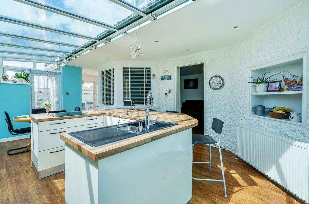 Clayton Road, Selsey, PO20 5 bed detached house for sale £795,000