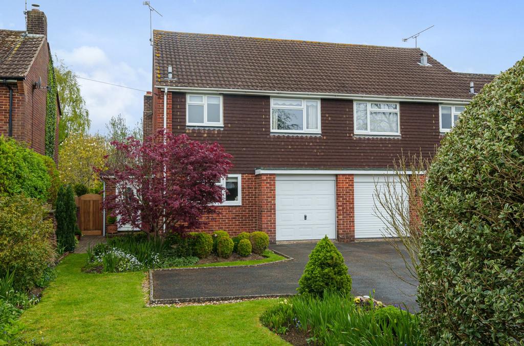 Bell Hill, Petersfield, GU32 3 bed semidetached house £550,000