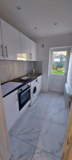Studio to rent, Ashlake Road, London SW16