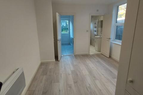 Studio to rent, Ashlake Road, London SW16
