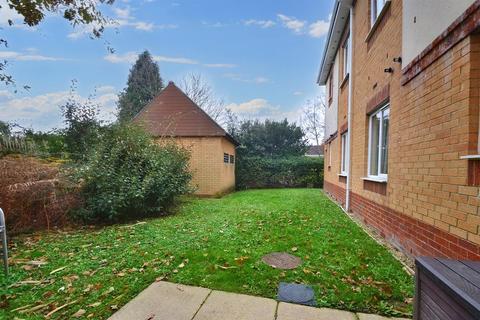 2 bedroom flat for sale - Whitecliff