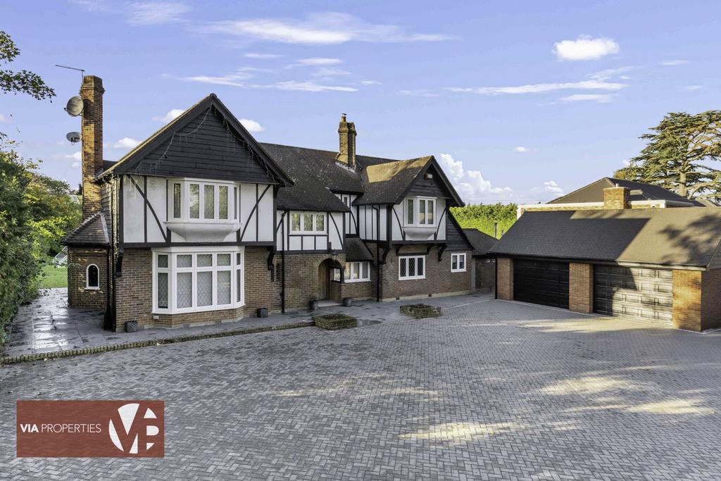 Low Hill Road, Roydon CM19 4 bed detached house to rent £5,000 pcm (£