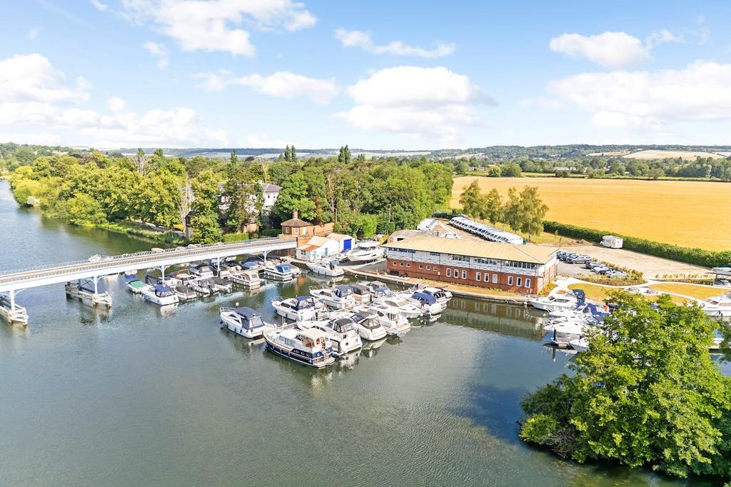 95149 D B Marine Cookham Bridge 31.jpg