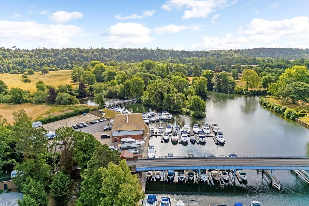 95149 D B Marine Cookham Bridge 34.jpg