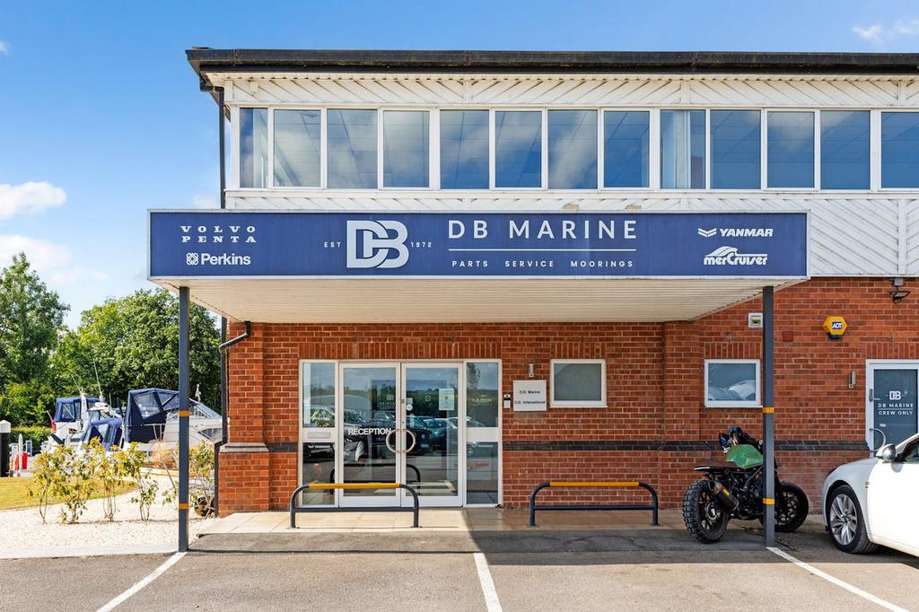 95149 D B Marine Cookham Bridge 11.jpg
