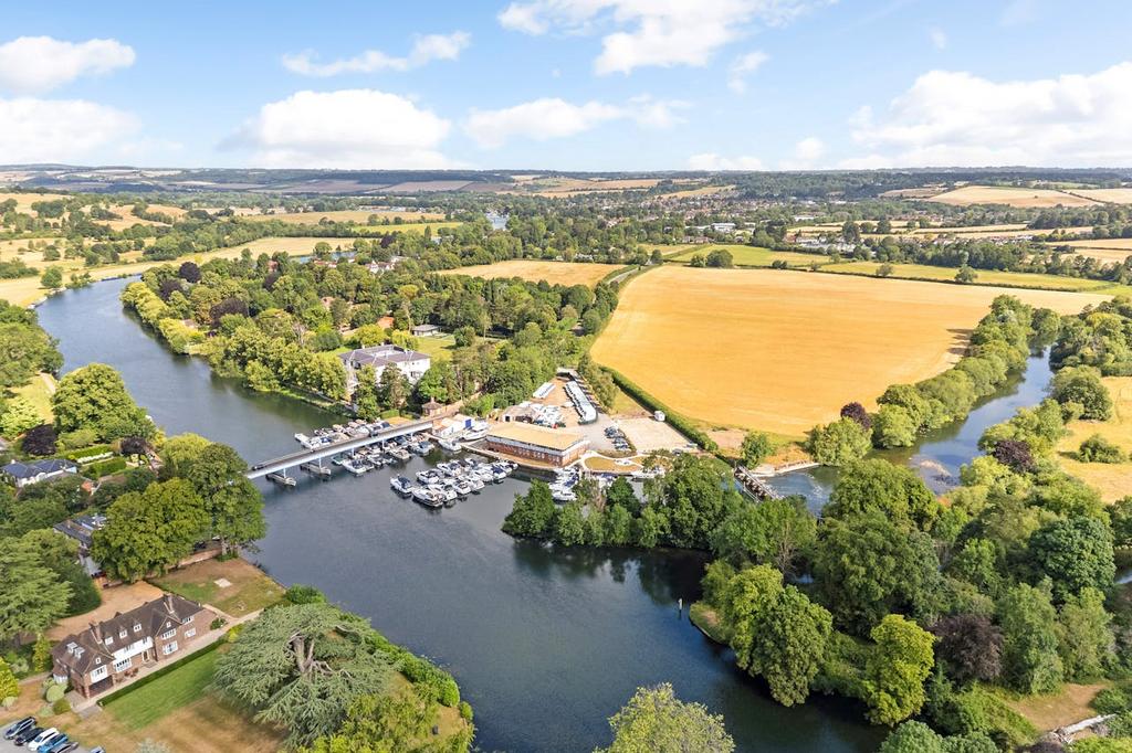 95149 D B Marine Cookham Bridge 27.jpg