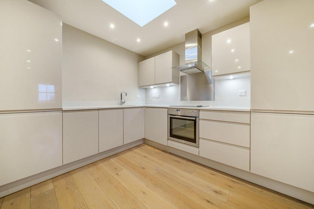 Morden Road, South Wimbledon 2 bed flat for sale £500,000