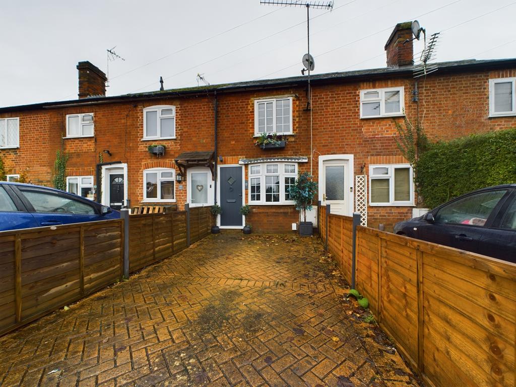 Armour Road, Tilehurst, Reading, RG31 2 bed terraced house £300,000