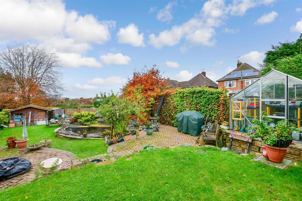 Fairlawn Drive, East Grinstead, West Sussex 3 bed detached house for