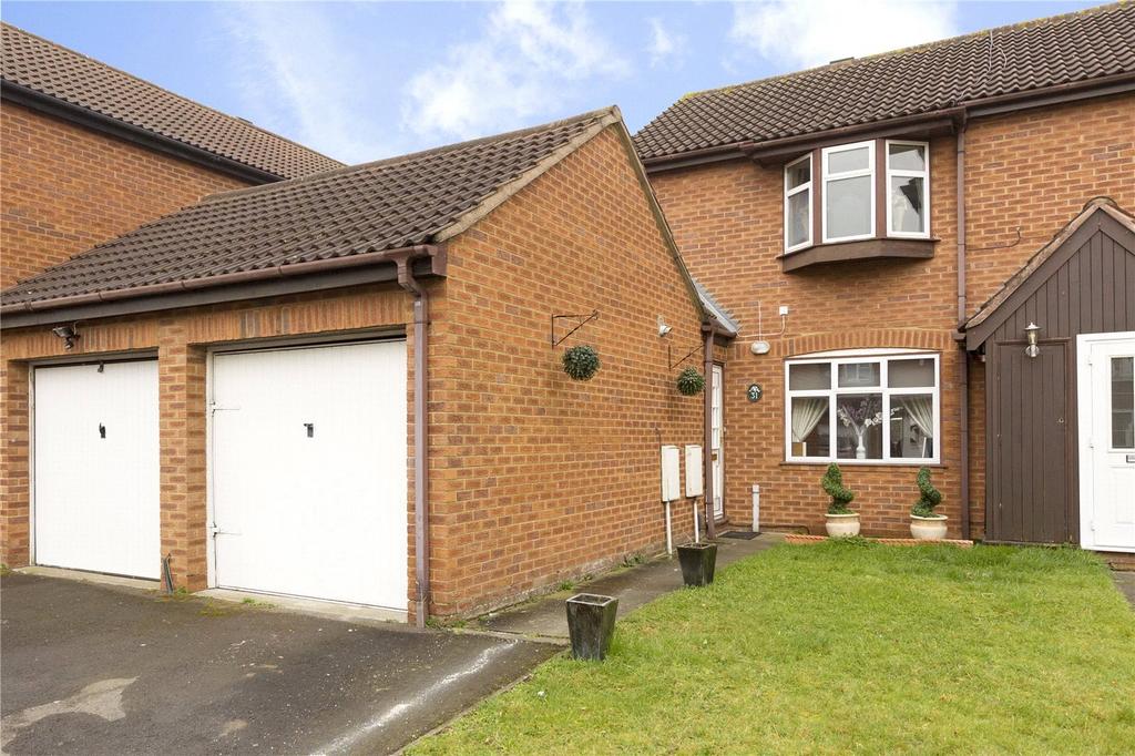 Guardian Close, Hornchurch, Essex, RM11 2 bed semidetached house to