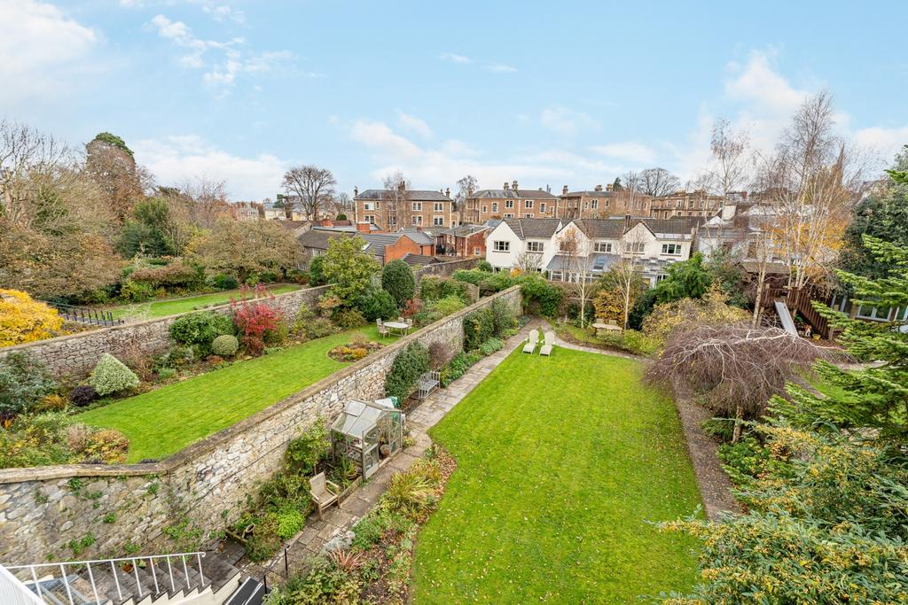 Gardens Communal