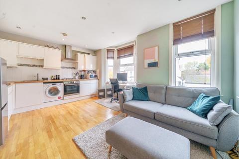 2 bedroom flat for sale - Ravenscroft Road, Beckenham