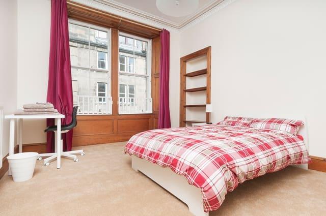 Apartment in Edinburgh, Southside - View 3