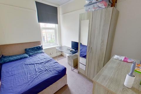 2 bedroom flat to rent, Flat 4, 122 Foxhall Road, Forest Fields, Nottingham, NG7 6LH