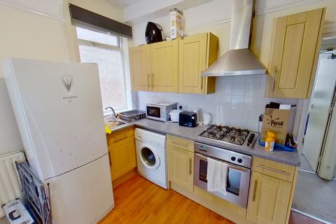 2 bedroom flat to rent, Flat 4, 122 Foxhall Road, Forest Fields, Nottingham, NG7 6LH