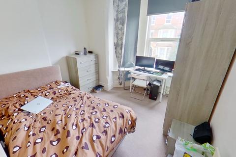 2 bedroom flat to rent, Flat 4, 122 Foxhall Road, Forest Fields, Nottingham, NG7 6LH