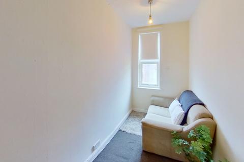 2 bedroom flat to rent, Flat 3, 16 Wellington Square, Lenton, Nottingham, NG7 1NG