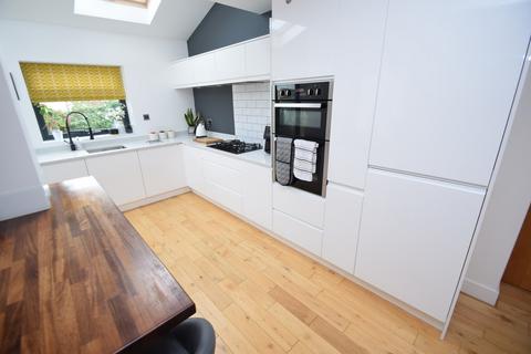 4 bedroom semi-detached house for sale - Westfield Lane, Bradford BD18