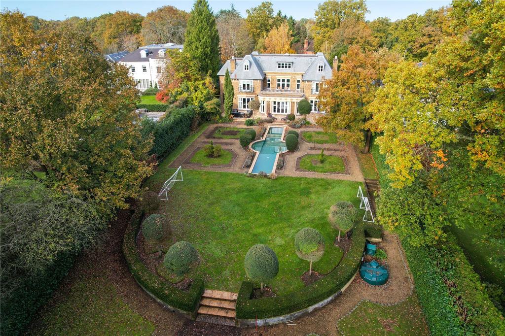 Broadwater Road South, Burwood Park, WaltononThames, KT12 8 bed
