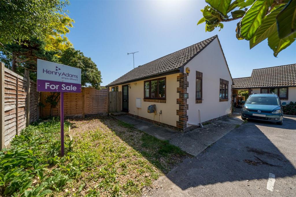 Grant Close, Selsey, PO20 1 bed flat for sale £220,000