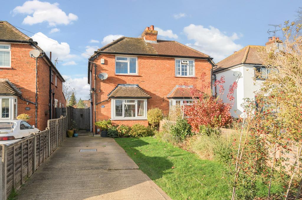 Old Farm Road, Guildford, Surrey, GU1 3 bed semidetached house for