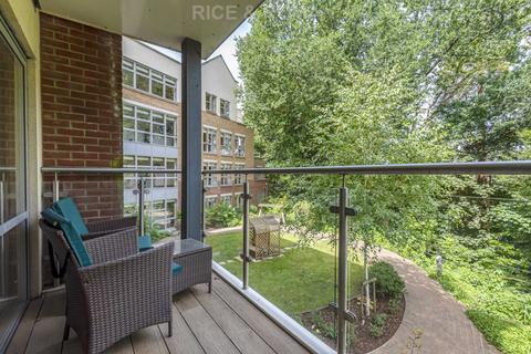 2 bedroom retirement property for sale, Oatlands Drive, Weybridge KT13