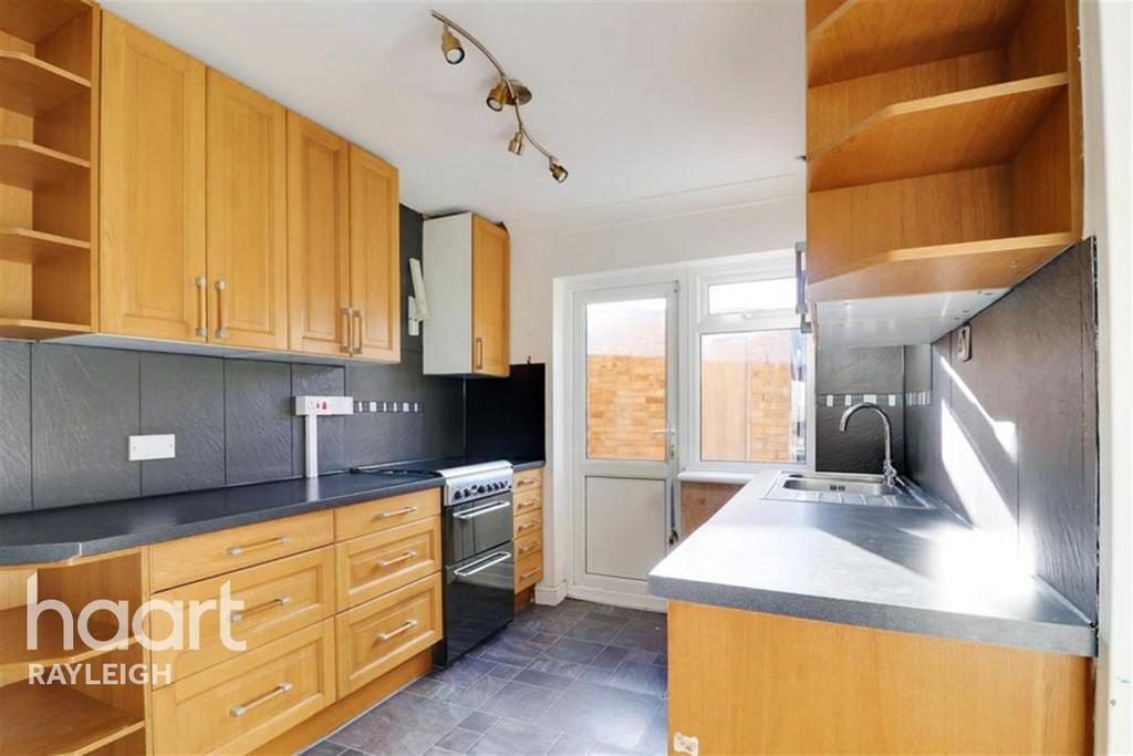 Southcote Row, Basildon 4 bed terraced house £1,700 pcm (£392 pw)