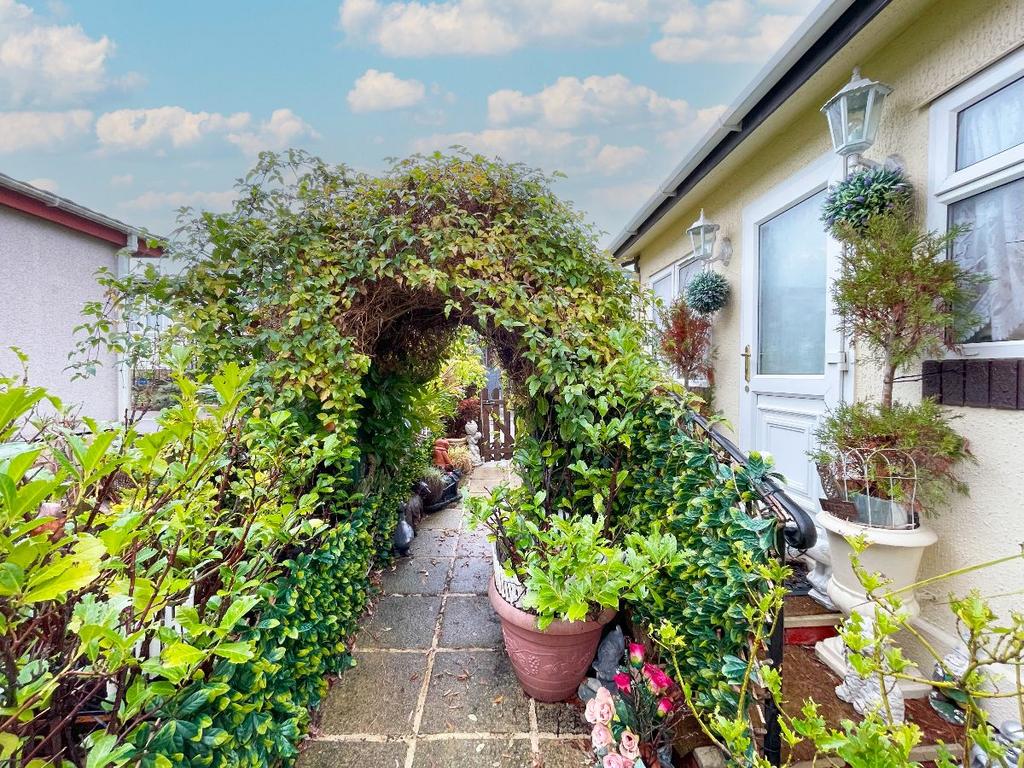 Long Meadow, Cummings Hall Lane, Noak Hill, Romford 2 bed park home for