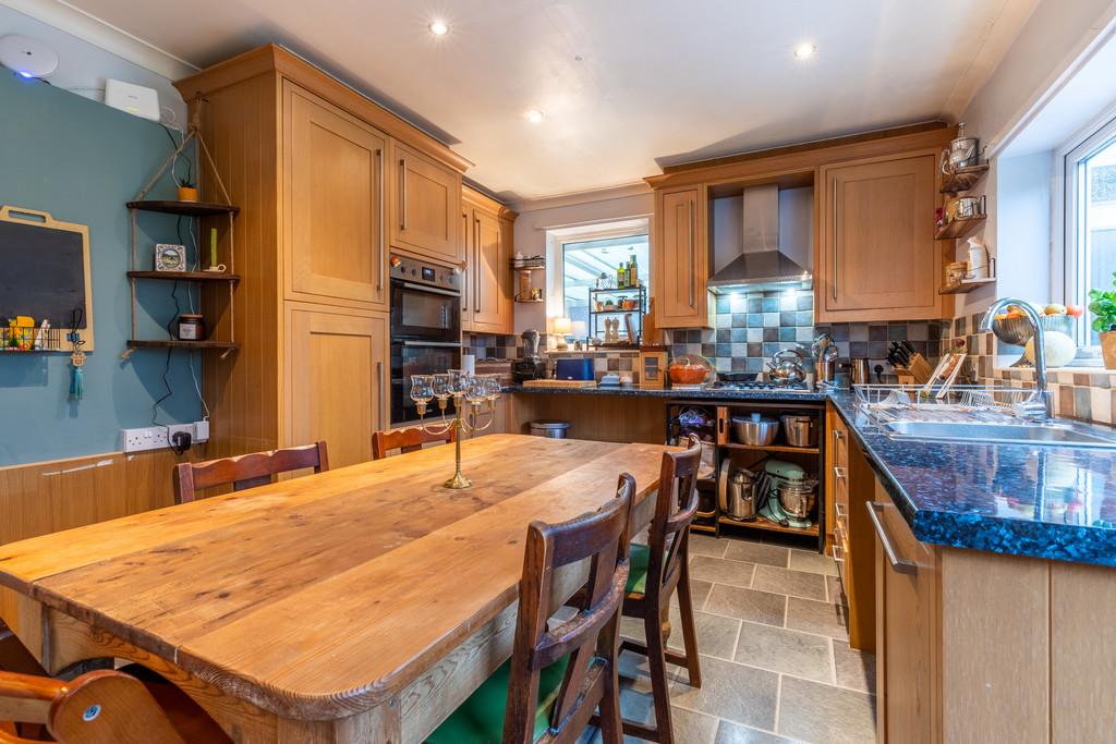 12 Crag Bank Road, Carnforth, Lancashire, LA5 9EG 3 bed detached