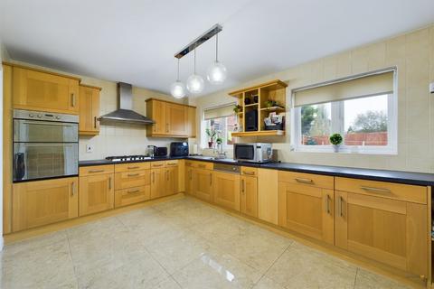5 bedroom detached house for sale - Cherry Close, Mickleover