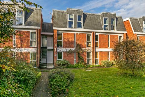 Flat 2, Elm Court Elm Road, Winchester, SO22 5BA