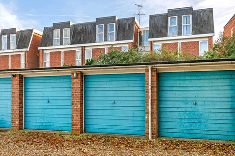Flat 2, Elm Court Elm Road, Winchester, SO22 5BA