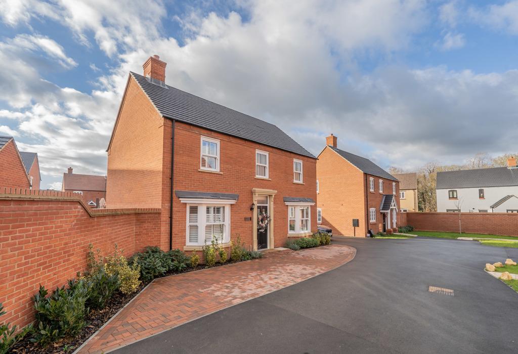 Kempton Drive, Towcester, Northamptonshire 4 bed detached house for