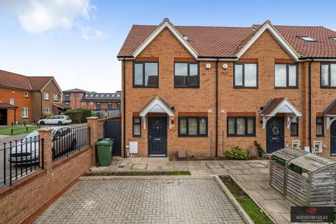3 bedroom end of terrace house for sale - Vibia Close, Staines-Upon-Thames, TW19